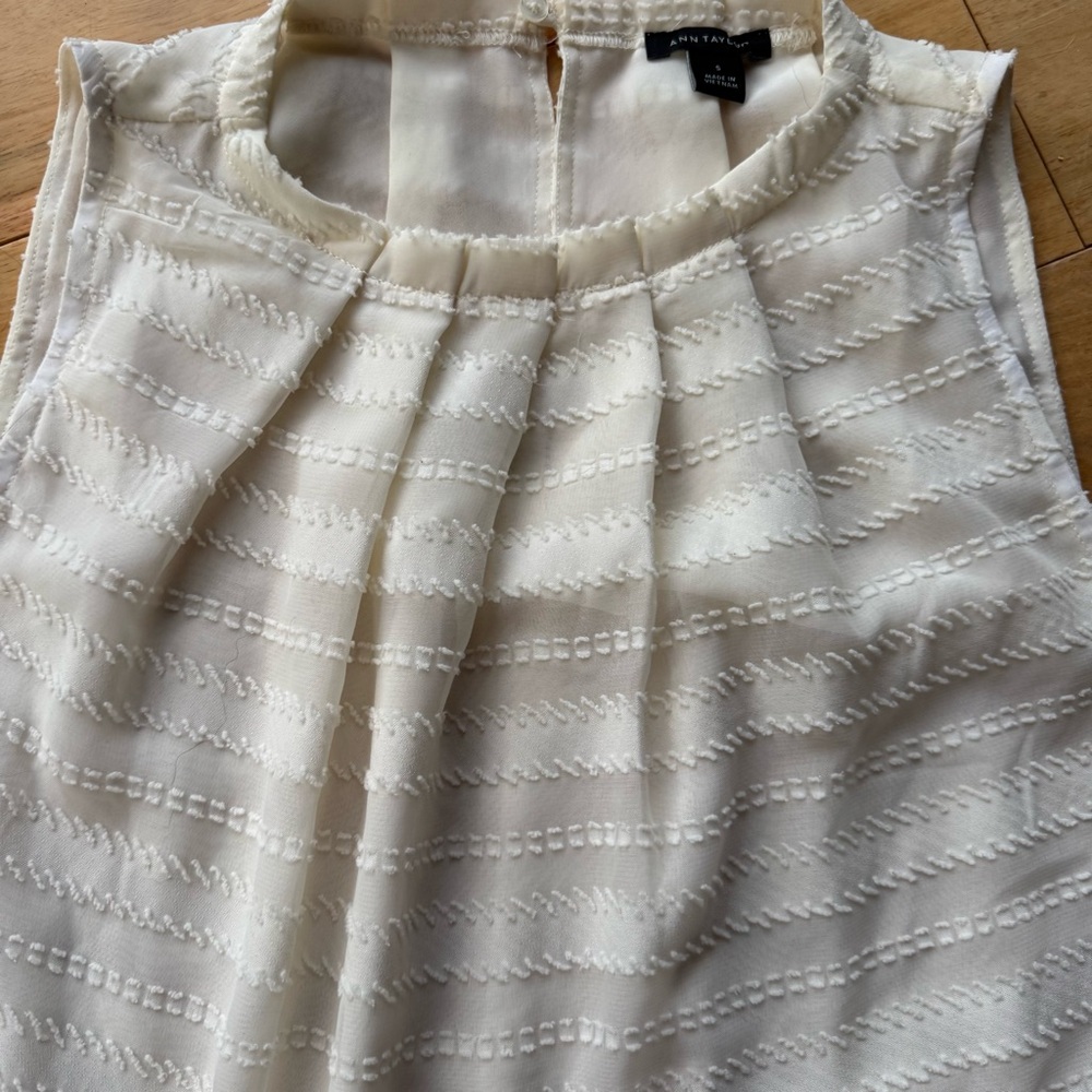 Ann‎ Taylor Cream Pleated Sleeveless Blouse - Picture 2 of 6